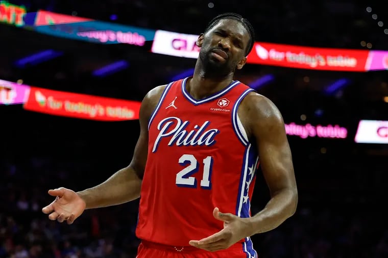 Los Philadelphia 76ers luchan contra el Miami Heat por un puesto en los playoffs